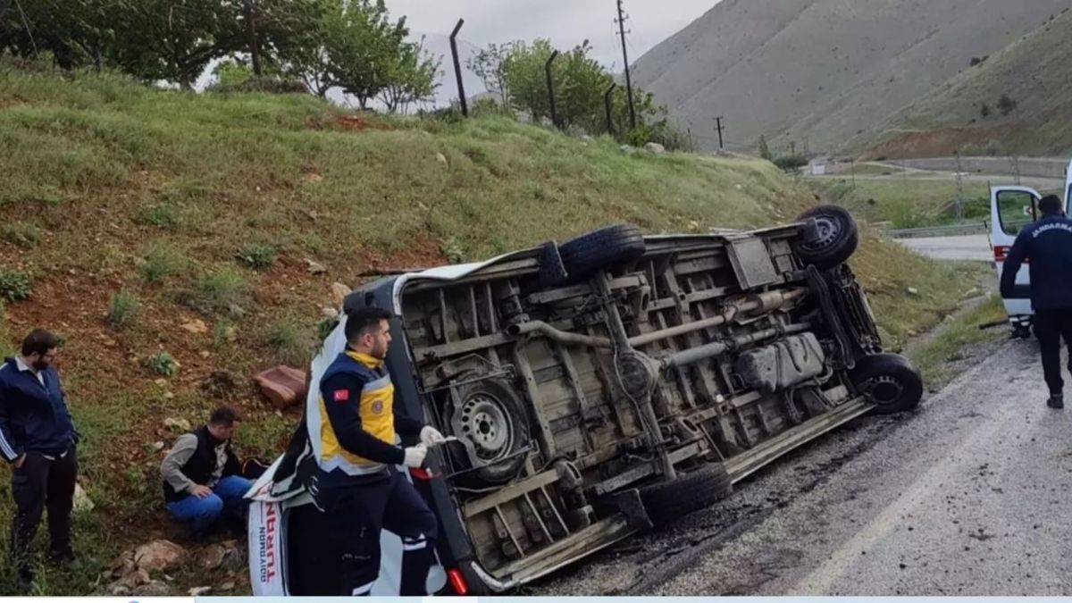 Yolcu minibüsü devrildi! 12 kişi yaralandı