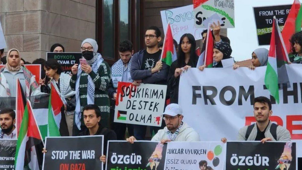 Koç Üniversitesi'nde Gazze eylemi: 'Bir tane koç çıkmadı'