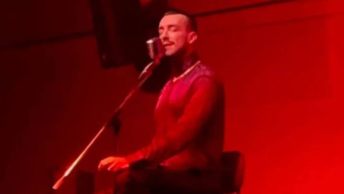 Şarkıcı Cem Adrian, Gazze için türkü söylerken ağladı