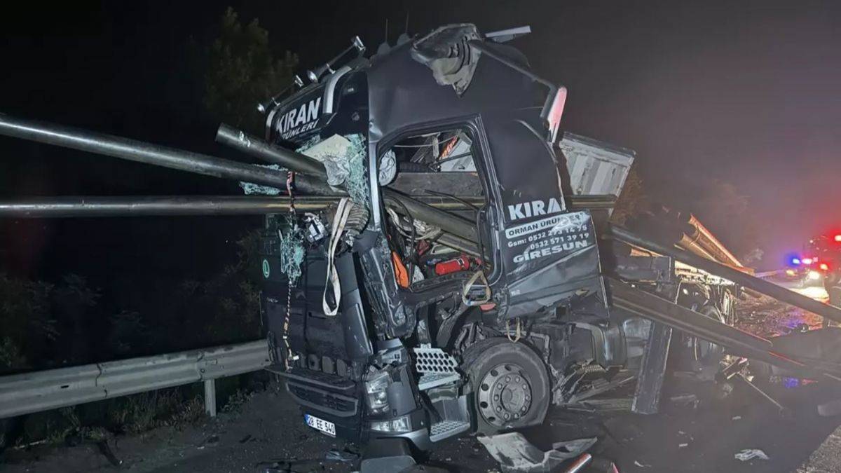 Emniyet şeridindeki tıra başka tır çarptı! İki kişi öldü, bir kişi yaralandı
