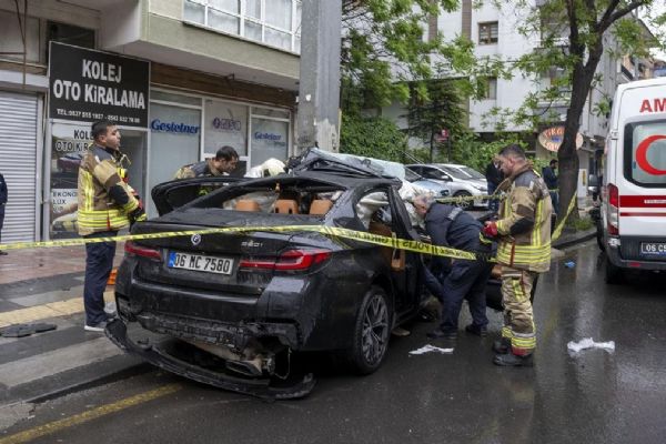 Araç trafik levhası direğine çarptı: 1 ölü 4 yaralı