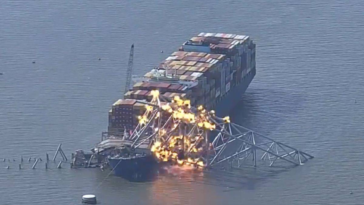 ABD'de yıkılan köprünün enkazı patlatıldı