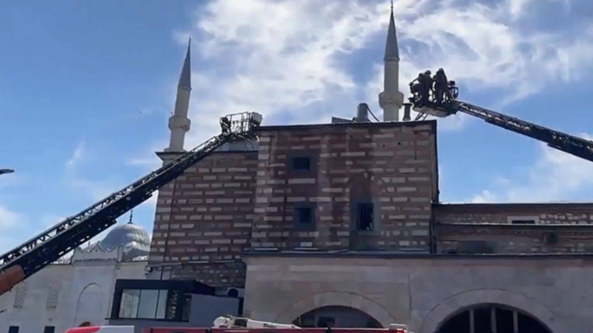 Tarihi Mısır Çarşısı'nda yangın!