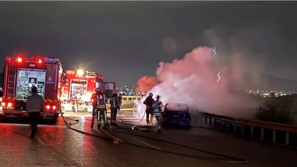 Sancaktepe'de korku dolu anlar! Araçlar alev alev yandı