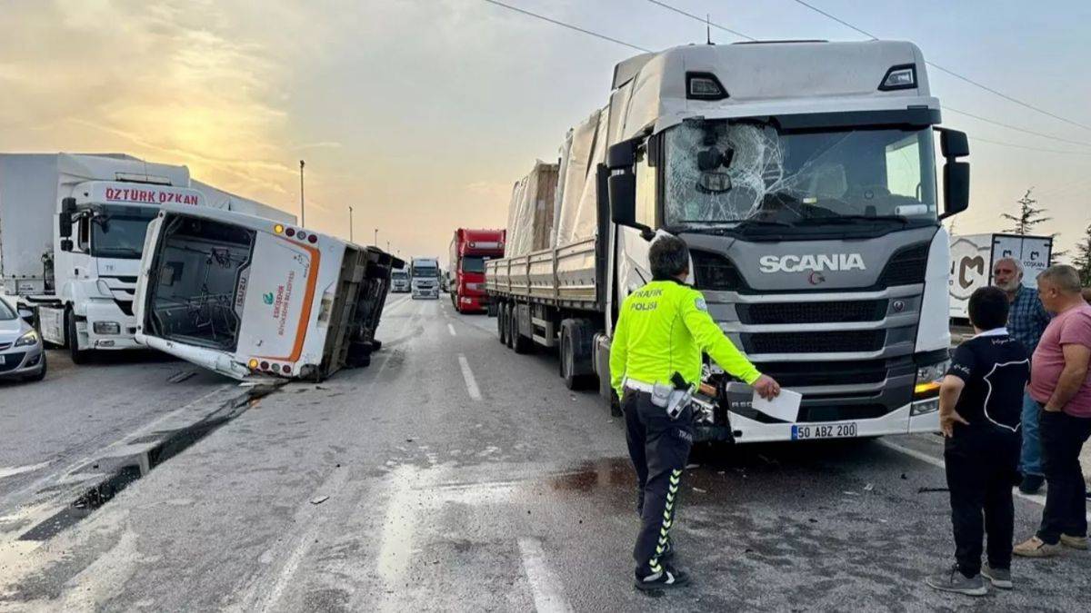 Eskişehir'de tır ile otobüs çarpıştı: 7 kişi yaralandı