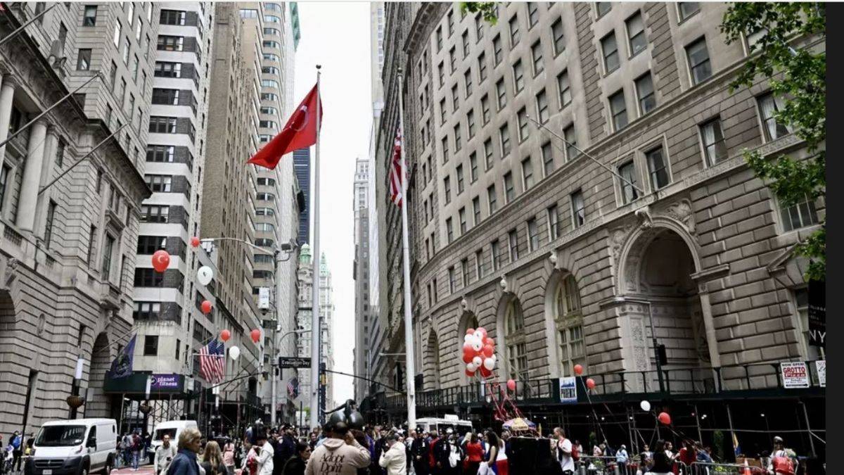 Türk bayrağı 24. kez göndere çekildi