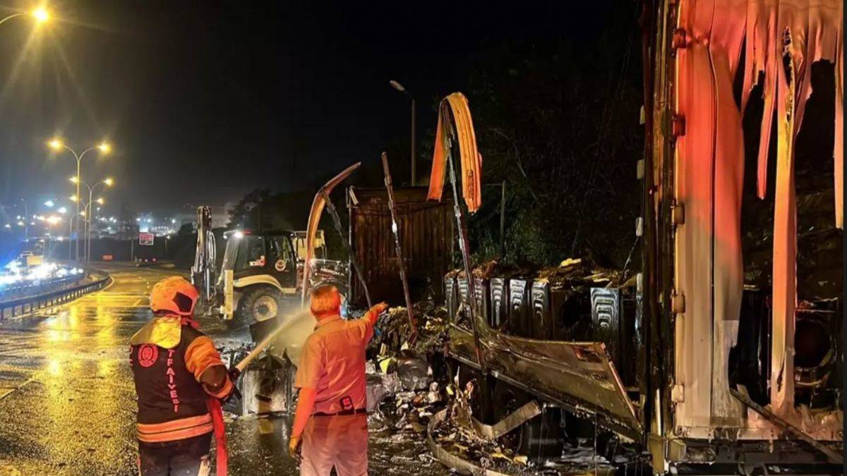 Kocaeli'de seyir halindeki tırda yangın: Ankara yönünde ulaşım aksadı
