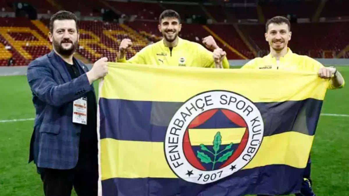 Galatasaray'ın sahasının ortasında Fenerbahçe bayrağı açtılar
