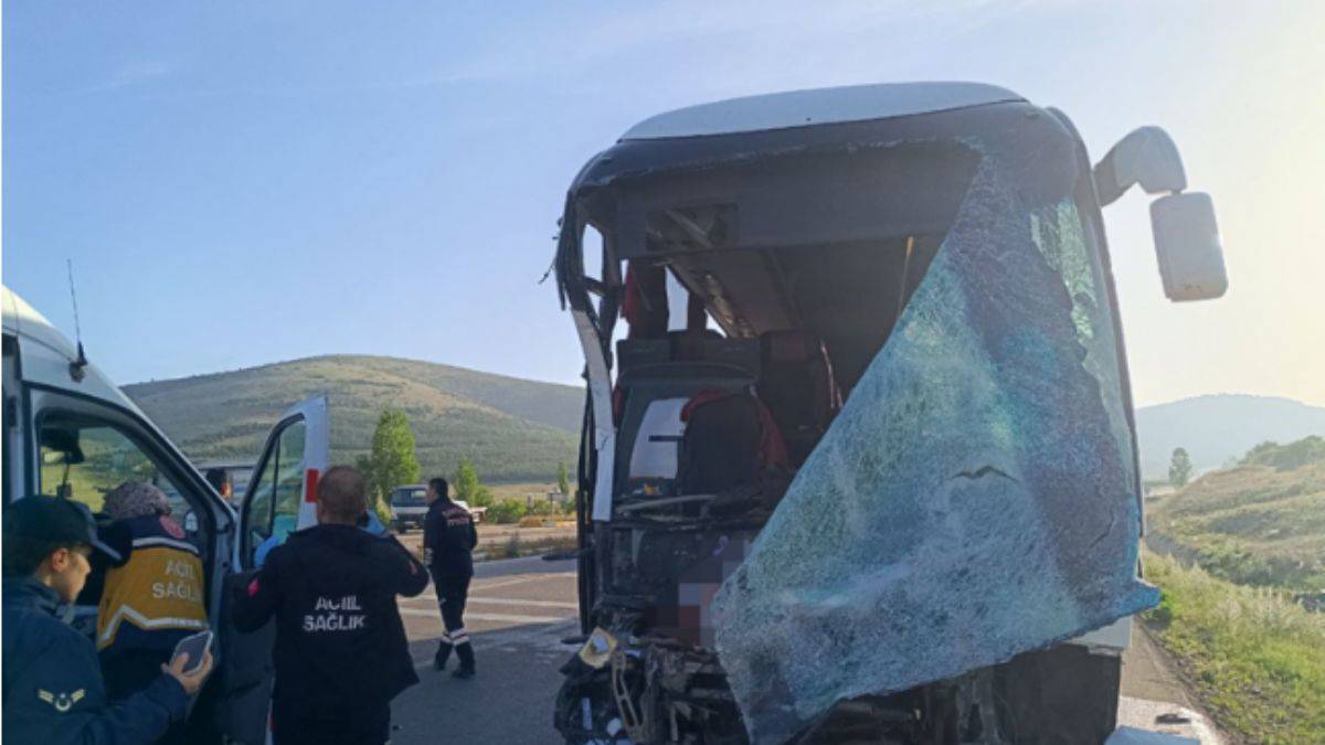 Yolcu otobüsü ile kamyonet çarpıştı: Çok sayıda yaralı var