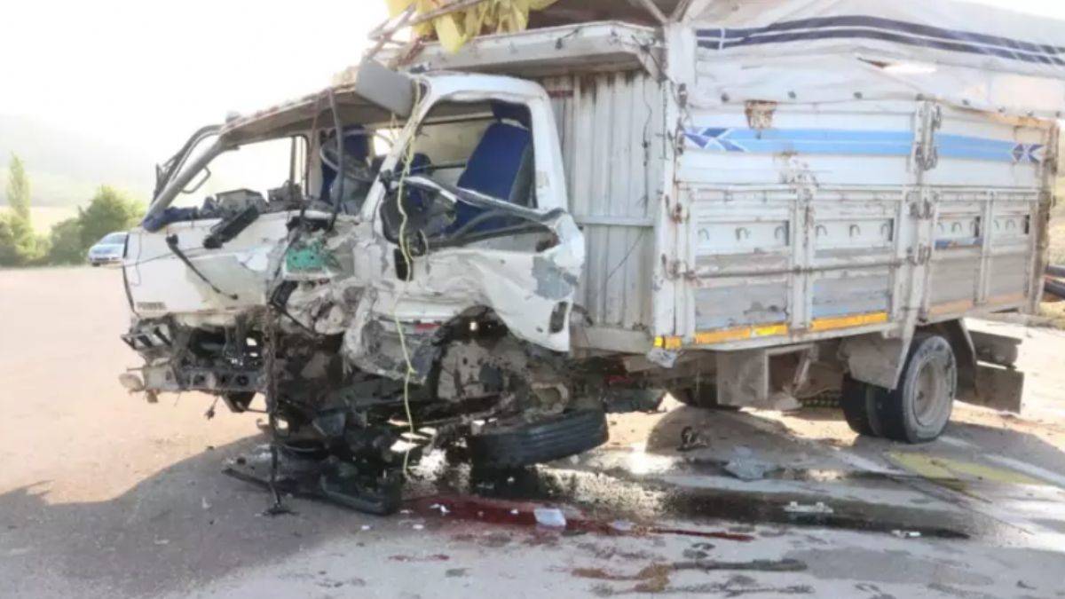 Yolcu otobüsü ile kamyonet kafa kafaya çarpıştı: 3'ü ağır 17 yaralı