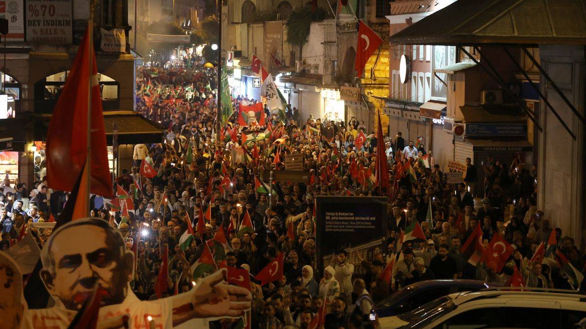 Fatih’te on binlerin katılımıyla büyük Gazze yürüyüşü