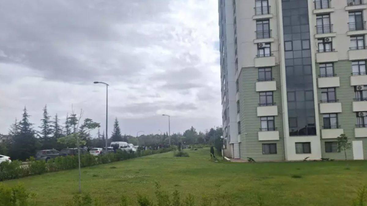 Eski belediye yöneticisi, balkondan düşüp öldü