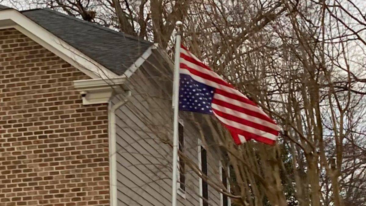 Yüksek yargıç Trump'çı çıktı! Evinin önüne ters bayrak astı