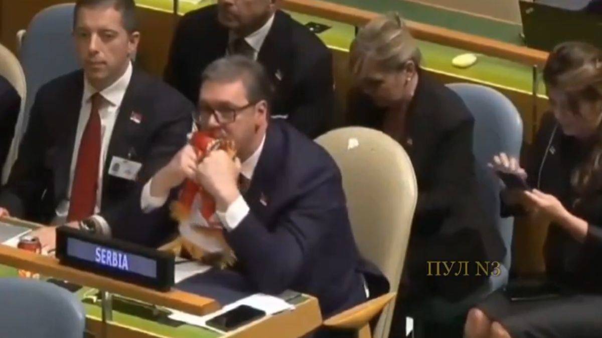 Vucic Sırp bayrağını dişledi; BM'den 'Srebrenitsa Soykırımı'nı Anma Günü' kararı