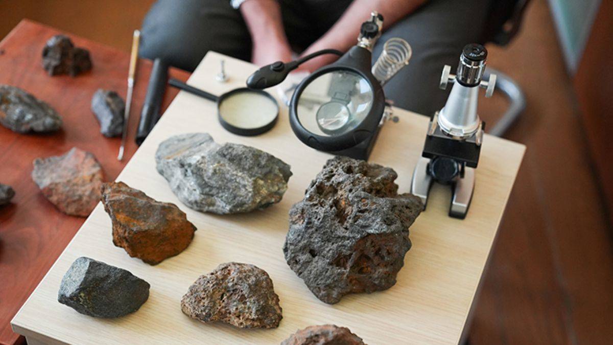 'Göktaşı' diye İstanbul Üniversitesine binlerce taş gönderildi