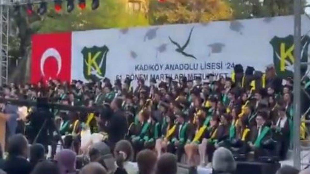 Öğrenciler Okul Müdürüne Tepkisini Böyle Gösterdi