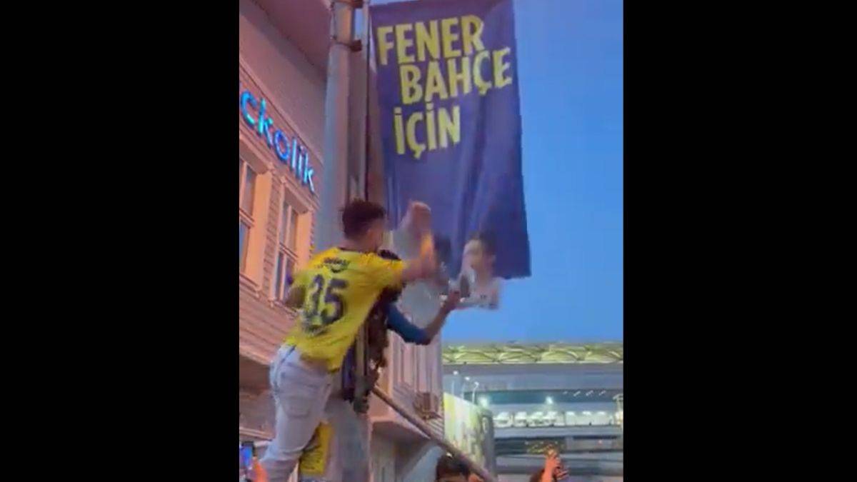 Ali Koç afişleri bıçaklandı