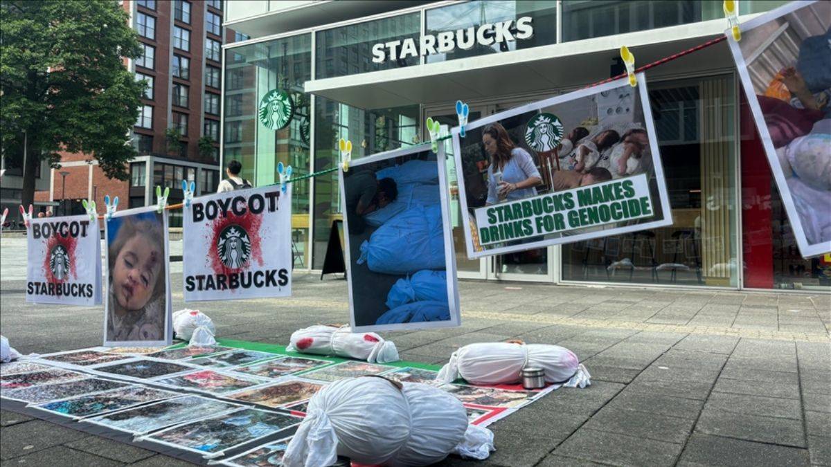 Starbucks şubelerinin önünde İsrail protestosu