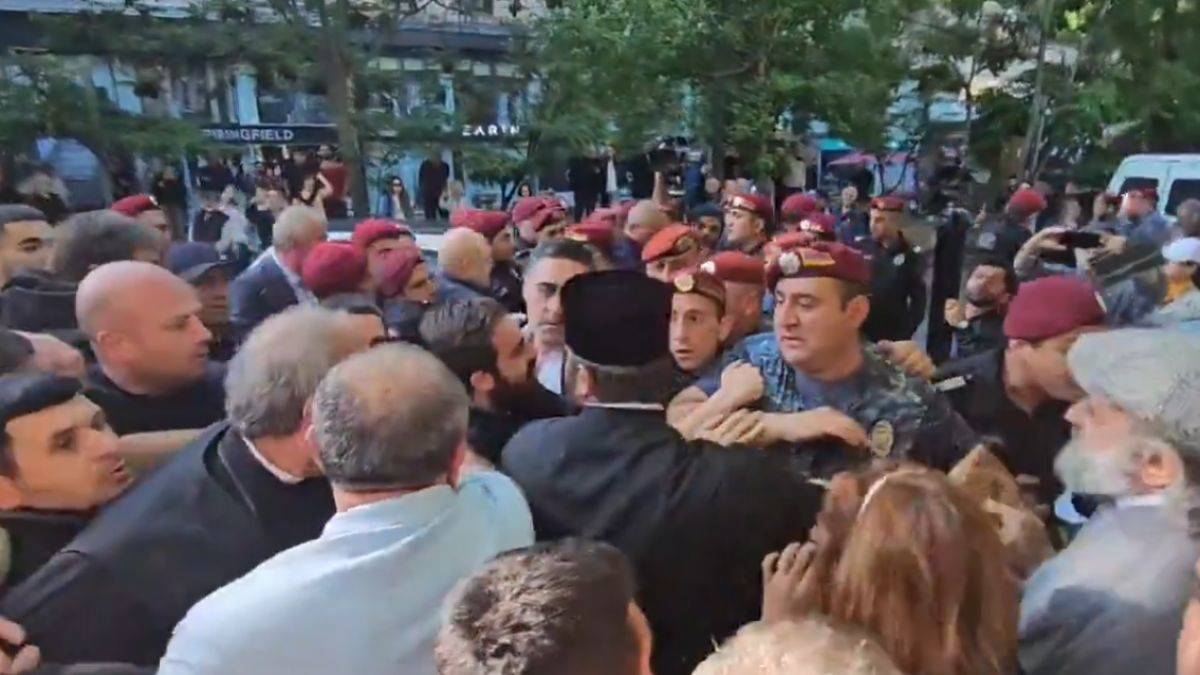 Paşinyan'ı hedef alan eylemler yeniden başladı