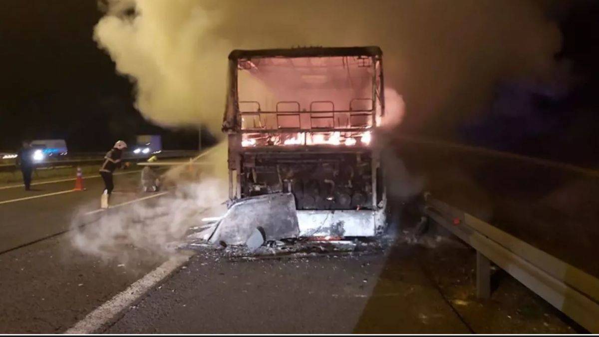 Ankara-Bolu kara yolunda bir otobüs yangın sonrası kullanılamaz hale geldi