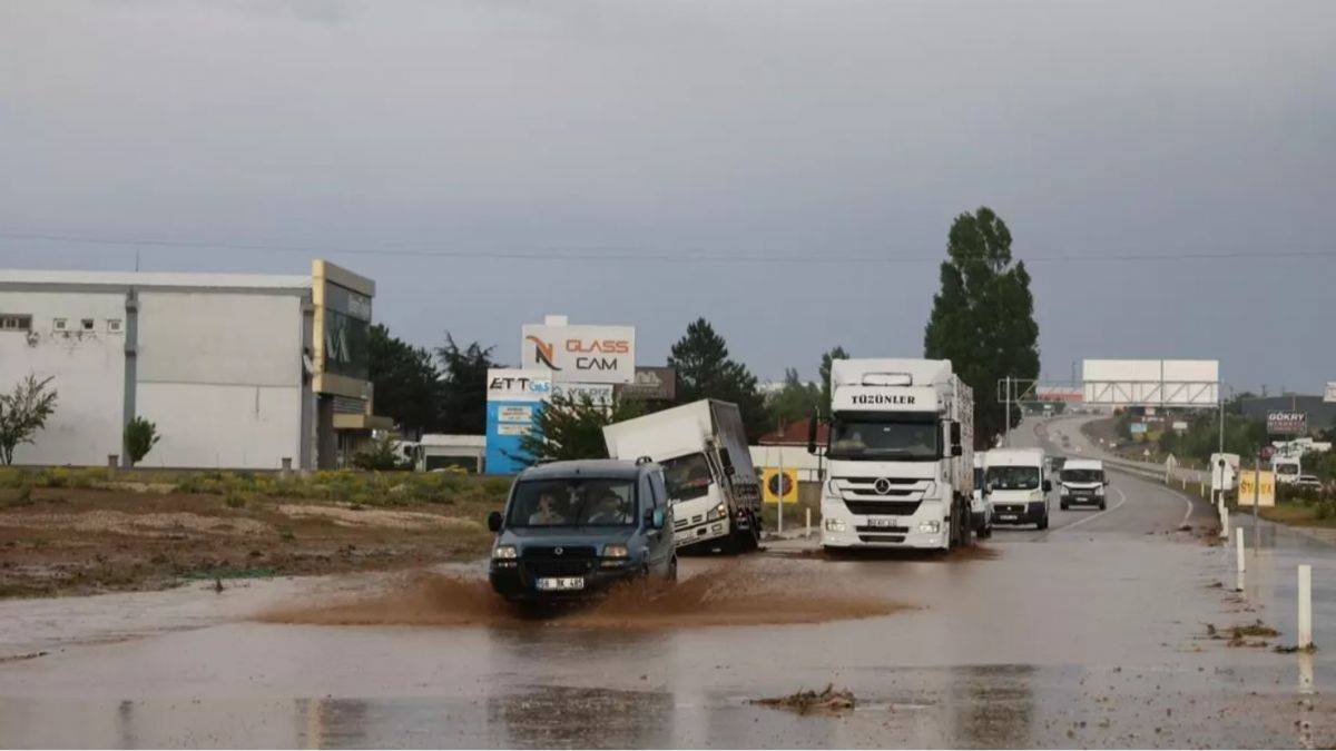 Birçok ilde etkili olan sağanak ve dolu hayatı olumsuz etkiledi