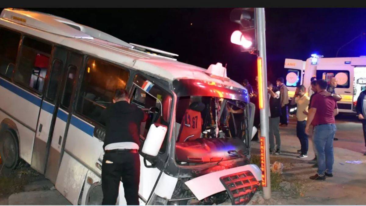 Minibüs ile otomobil çarpıştı! Kaza yerine çok sayıda ekip sevk edildi