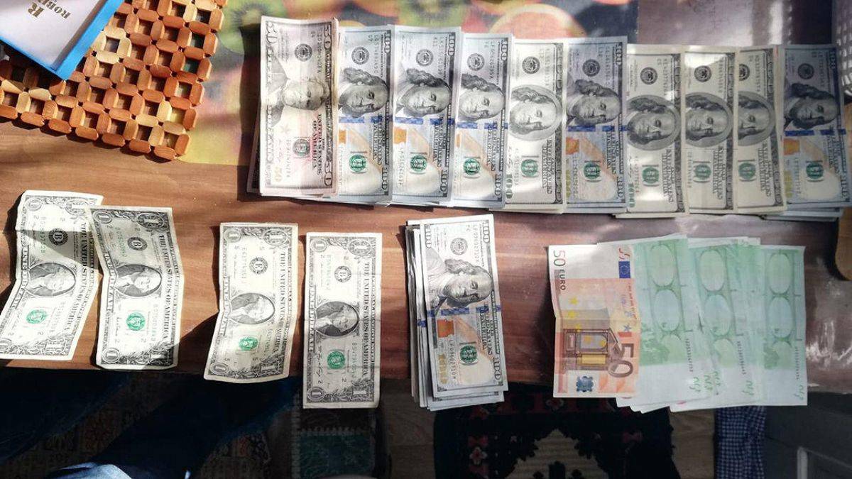 FETÖ'cü kadınlardan 'sarılarak' para verme taktiği