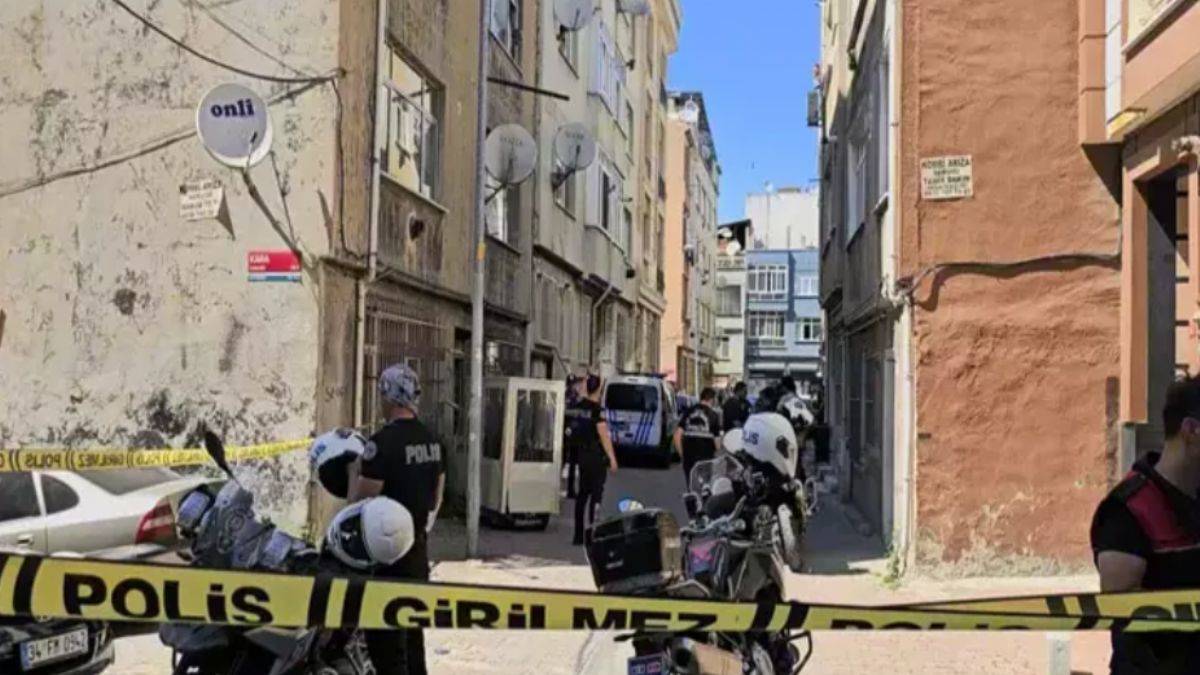 Eşini ve kızını silahla öldürdü