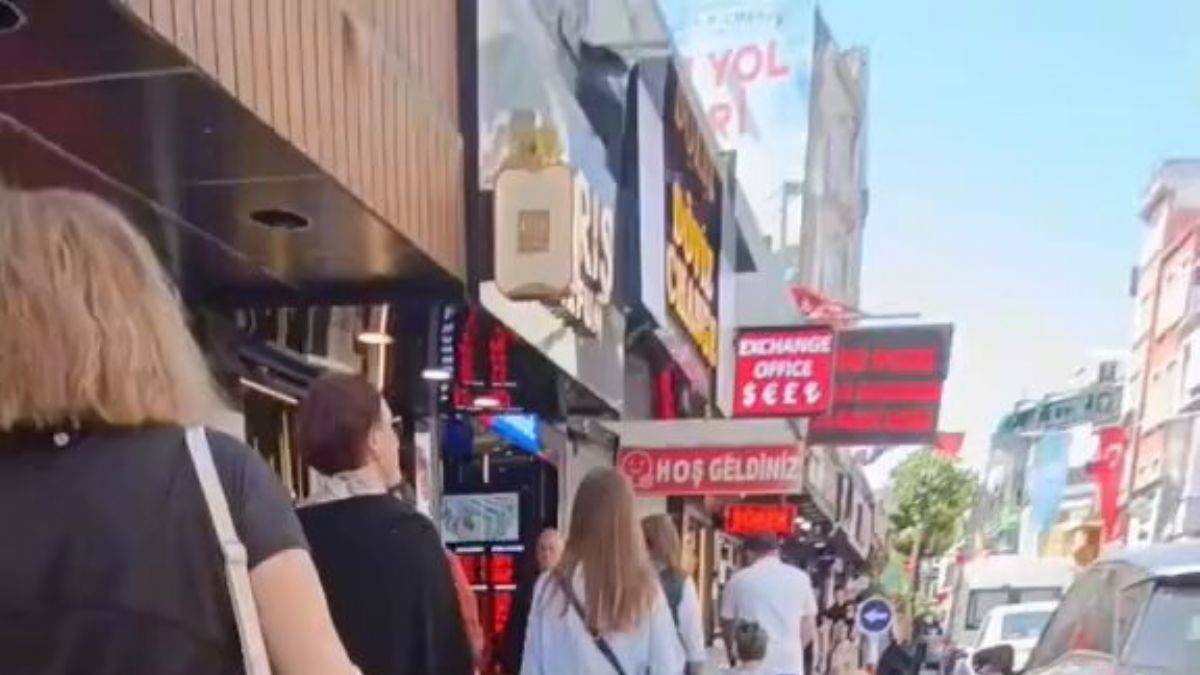 Köpeğini tasmasız ve ağızlıksız gezdirdi