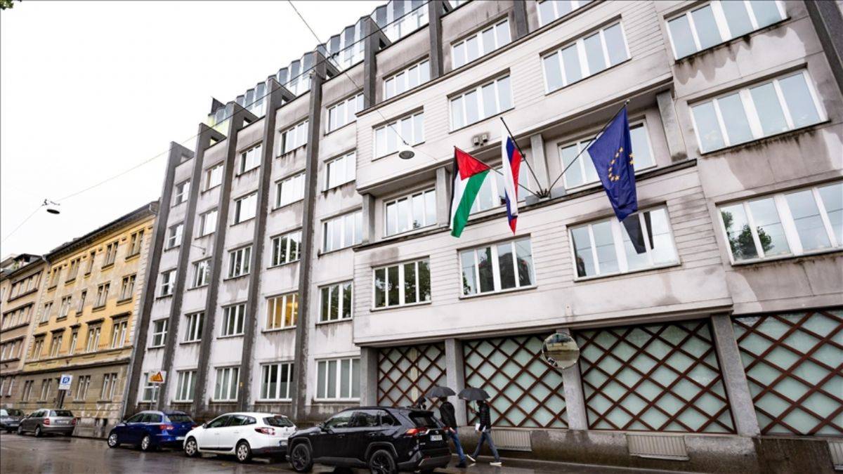 Hükümet binasına Filistin bayrağı astılar