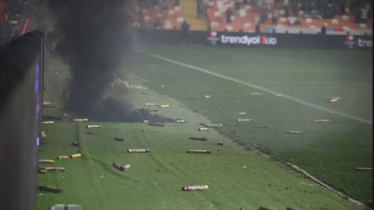 Çok sayıda meşale, sis bombası ve torpil bulundu! Adana'daki olaylı maçla ilgili 2 gözaltı