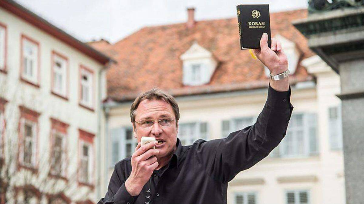 Kur'an'a saldıran Alman ırkçı bıçaklandı