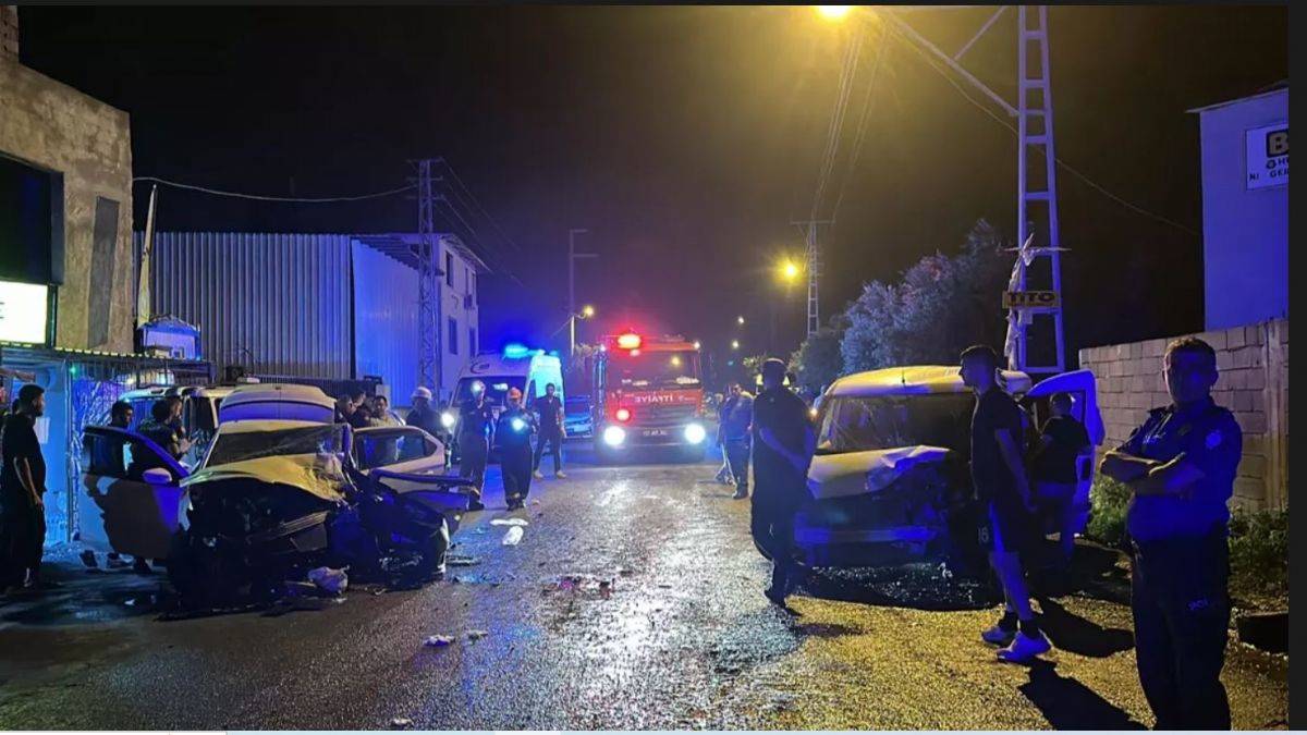 Hatay'da otomobil ile hafif ticari araç çarpıştı: 5 kişi yaralandı