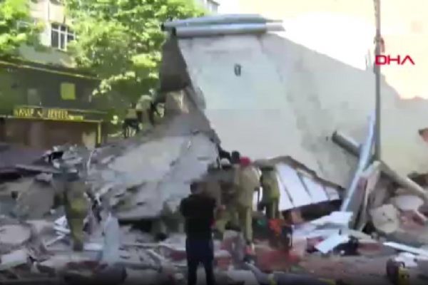 Küçükçekmece'de bina çöktü! Enkaz altında kalanlar var