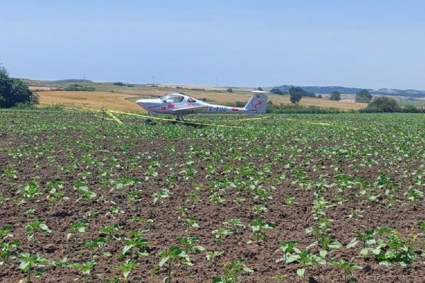 Eğitim uçağı acil iniş yaptı