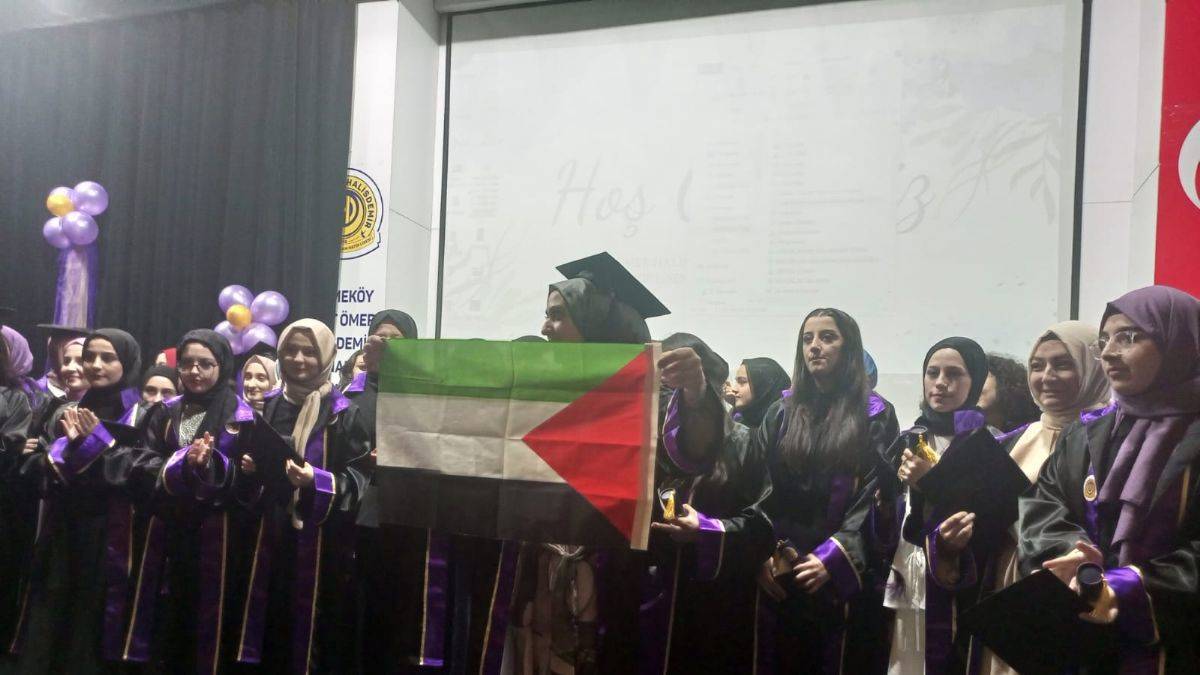 Çekmeköy Şehit Ömer Halisdemir Kız Anadolu İmam-Hatip Lisesi mezuniyet töreninde Filistin'e destek