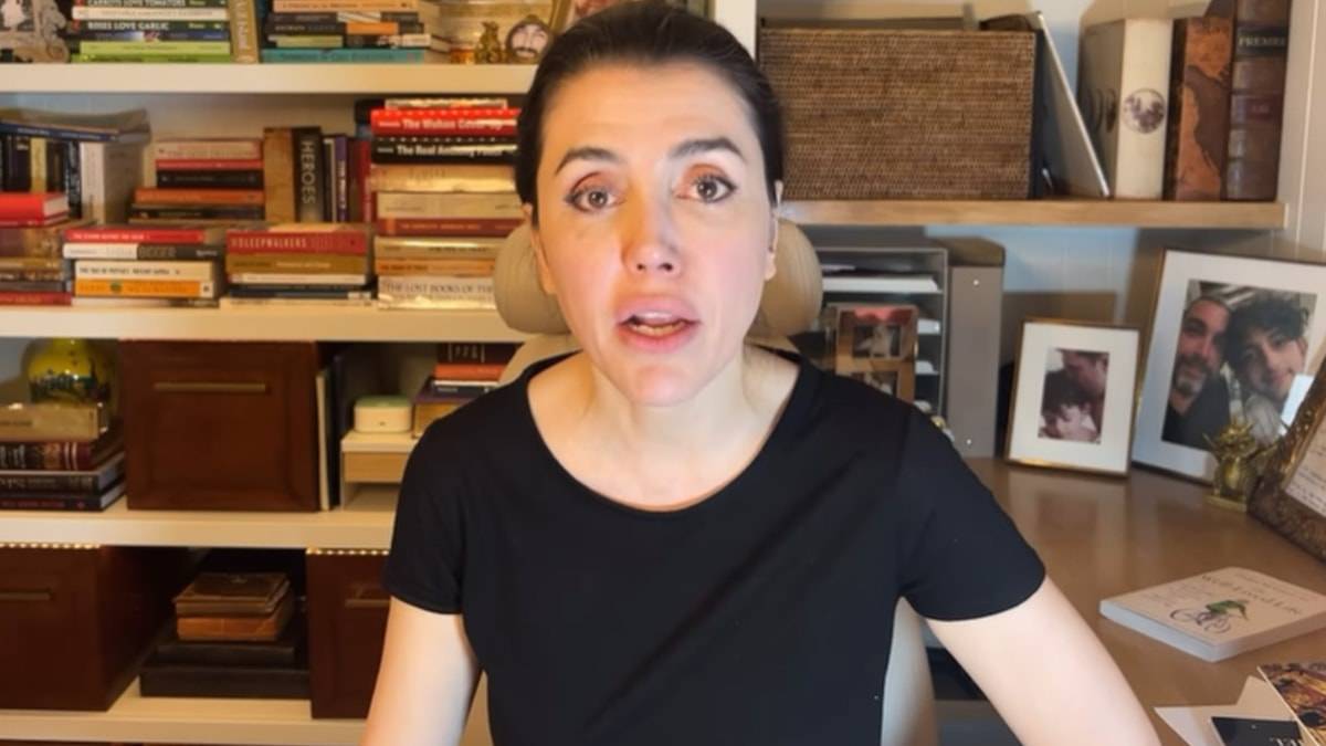 Soykırımı savunan Azra Kohen'e 'defol' tepkisi