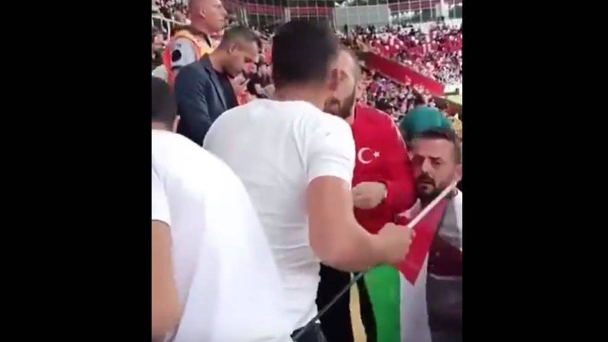 Türkiye-Azerbaycan maçında Filistin bayrağına engel!
