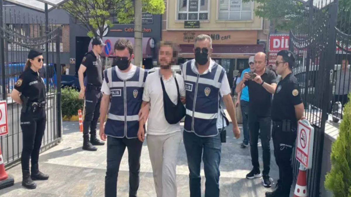 İki camiye girip Kur'an-ı Kerim'leri yırttı