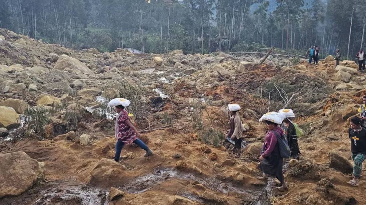 Toprak altında kalan köy toplu mezarlığa dönüştürüldü