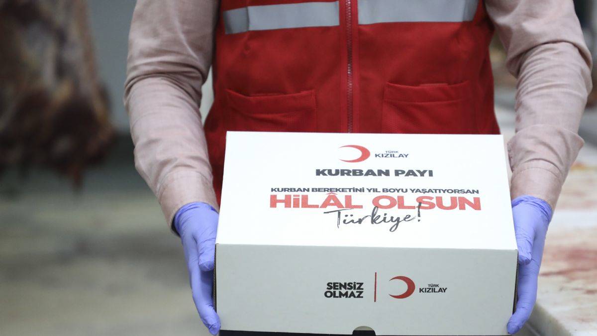 Türk Kızılay, Türkiye’de kestiği kurban etinden kalan kısmı günde 50 bin kişiye yemekle ulaştırıyor