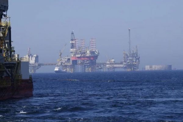 Yüzer dev sahadan ilk kez petrol üretmeye başladılar