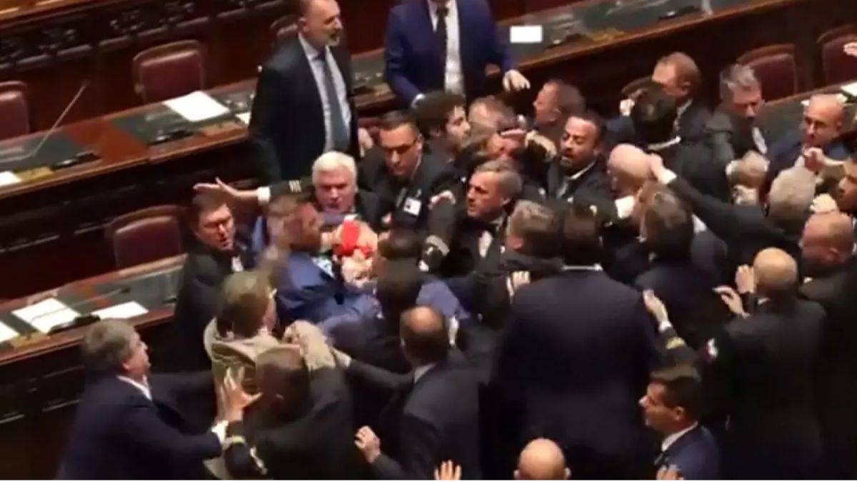 Milletvekili yumruklandı