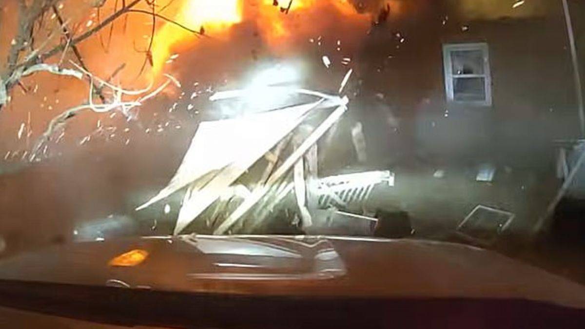 Polis gelince evini havaya uçurdu