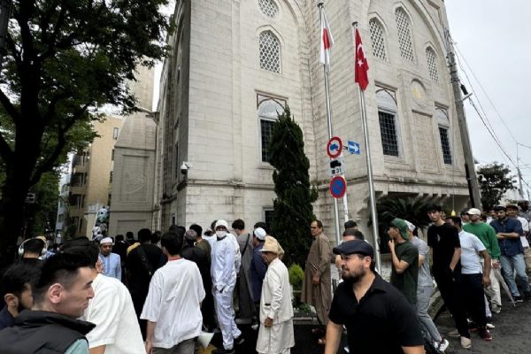 Japonya'daki Tokyo Camisi'nde bayram namazı kılındı