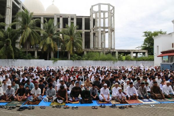 Endonezya'da Müslümanlar bayram namazı için camilere akın etti