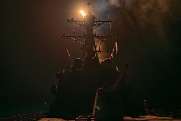 Husiler, iki gemi ile ABD'ye ait bir destroyeri vurdu