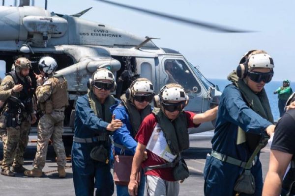 ABD, vurulan geminin mürettebatını kurtardı