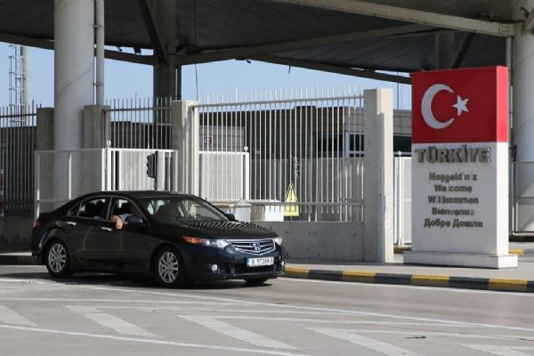 Akın akın Türkiye'ye geliyorlar! Gümrüklerde kontroller sağlanıyor