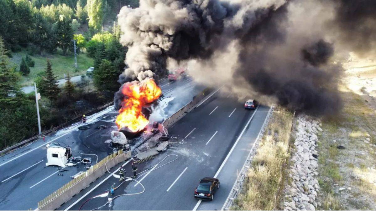 Tıra arkadan çarpan akaryakıt yüklü tırda patlama meydana geldi!